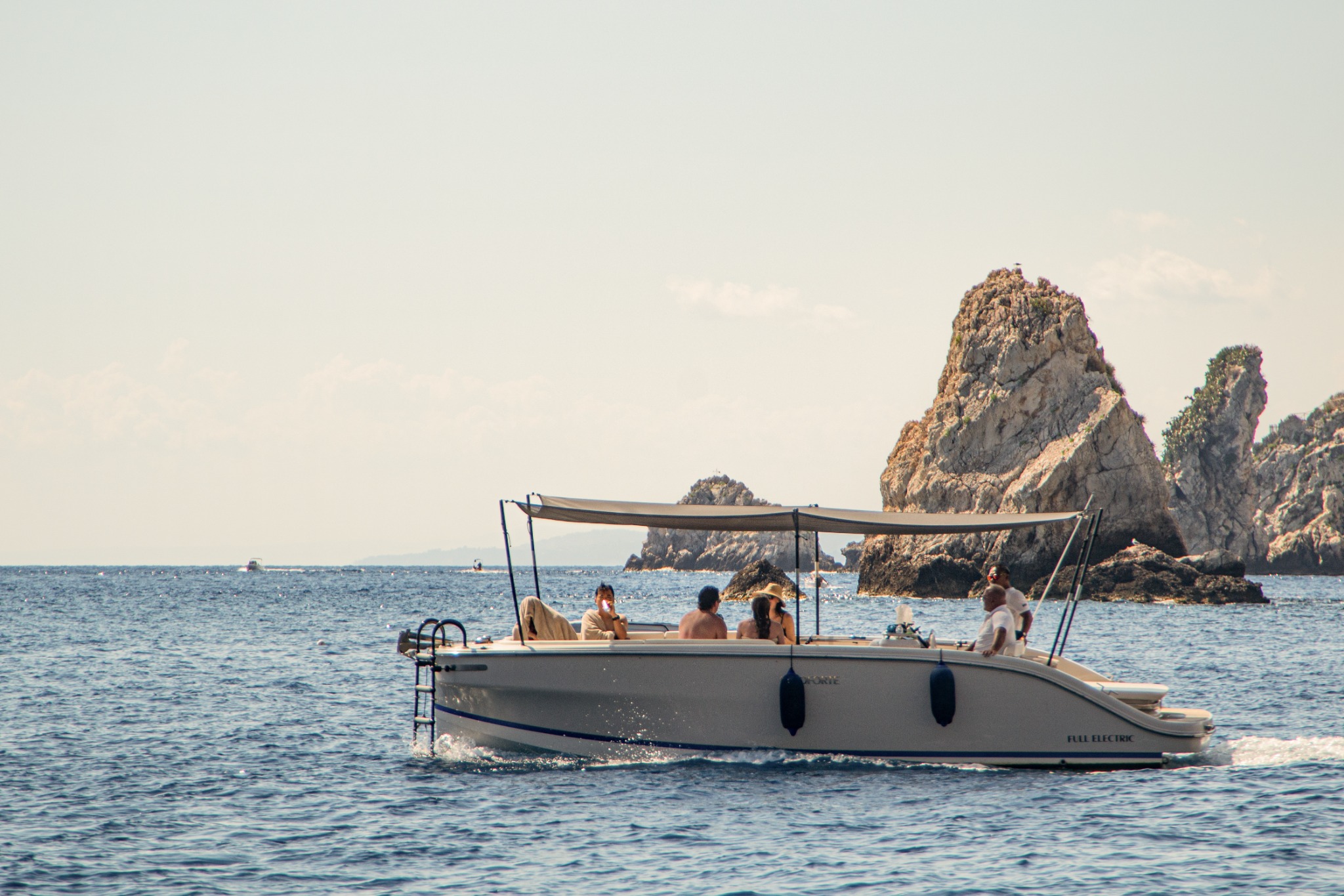 Capoforte SQ240i cruising along the coast
